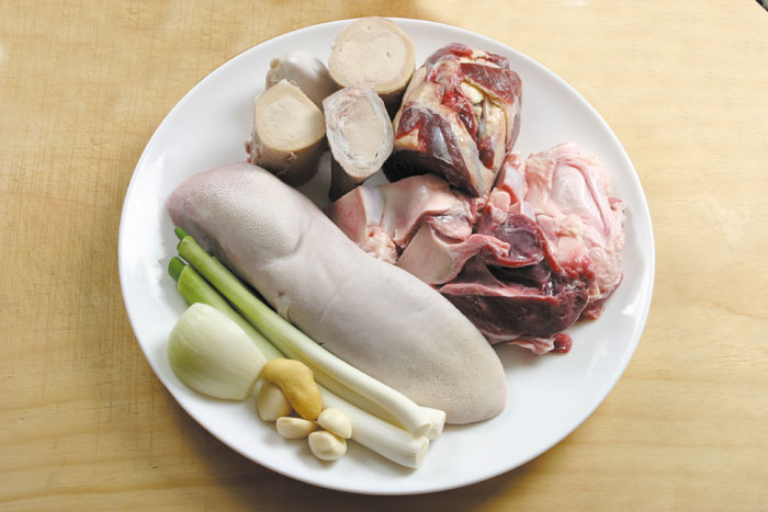 The main ingredients in <i>seolleongtang</i> are ox bone, various beef cuts including gristle, tongue, knee cartilage and brisket, and then green onions, garlic, ginger and onions.