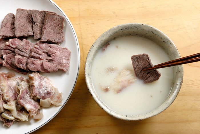 When ox tongue and the beef cuts are well-done, take them out of the broth and cut them into bite-sized pieces. Place the beef slices in a bowl with the broth and serve with seasoning.