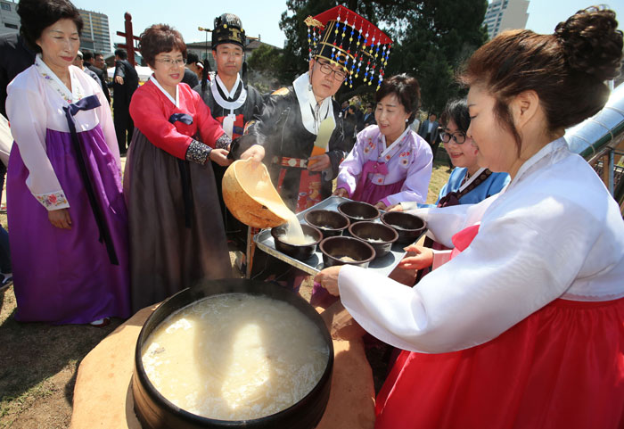 Joseon kings used to perform ancestral rites at the Seonnongdan Altar, conducting ceremonial farming activities and praying for a good harvest. After performing the rites, all participants would enjoy the soup made from the ox that had been offered as a sacrifice during the rite. The soup they ate together has since transformed into today’s ox bone soup. In the above photo, people reenact the rite at the Seonnongdan Altar, located in Jegi-dong, Seoul, and share the soup together.