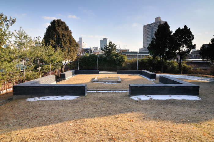 The Seonnongdan Altar is located in Jegi-dong, in Dongdaemun-gu District, Seoul. At the altar, the king performed ancestral rites and ceremonial farming acts in order to show the importance of agriculture to the nation.