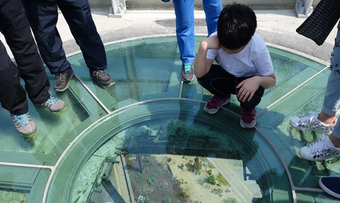 Visitors to Seoullo 7017 look down at the traffic passing underneath, part of the newly renovated Seoul Station Overpass, on May 20.