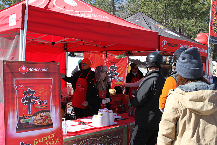 A Korean instant noodle tasting tent attracted a lot of popularity at a ski resort near Los Angeles on Feb. 6, where some 1,000 cups of noodles were devoured within three hours.