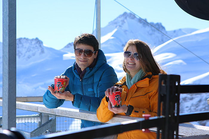 Tourists at Jungfrau Peak in the Swiss Alps enjoy a cup of Korean instant noodles. Visitors to the mountaintop can enjoy both winter sports and Korean noodles.