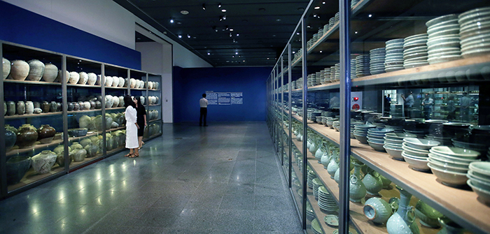 In order to mark the 40th anniversary of the finding, the ‘Discoveries From the Sinan Shipwreck’ exhibit is designed to show as many as 20,200 artifacts from the ship in one place at one time. This is so far the largest single special exhibit ever held at the National Museum of Korea.