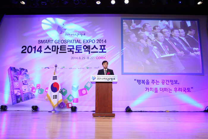  Minister of Land, Infrastructure and Transport Suh Seoung-hwan makes his opening remarks during the Smart Geospatial Expo held between August 25 and 27. (photo courtesy of the Ministry of Land, Infrastructure and Transport) 