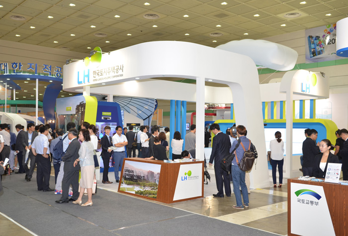 Visitors take a look at new technologies, such as cloud computing and big data analysis, all based on geographic information systems. (photos courtesy of the Ministry of Land, Infrastructure and Transport) 
