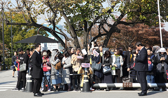 Numerous overseas fans gather in front of the Shilla Hotel to catch a glimpse of celebrity couple actor Song Joong-ki and actress Song Hye-kyo, in Seoul on Oct. 31. (Yonhap News)