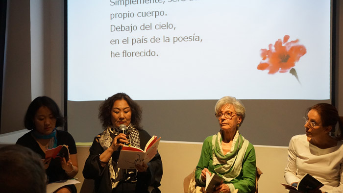  Moon Chung-hee (second from left), a poet, reads from her book during a press conference along with Spanish writers on April 23. 