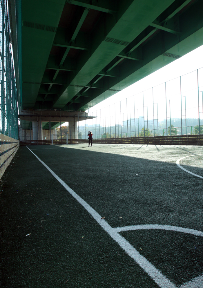  A tennis court (top) and a futsal field (bottom) in Tongyeong, Gyeongsangnam-do (South Gyeongsang Province). The city operates tennis courts and futsal fields in unused spaces underneath the Daejeon-Tongyeong expressway. The government intends to turn such unused under-highway spaces into sports facilities. (photo: Yonhap News) 