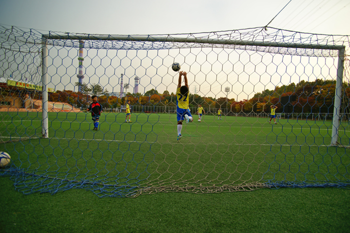  Young athletes play soccer in Madeul Stadium in Nowon District, northern Seoul. The number of public sports facilities will be greatly increased in the upcoming years, allowing everyone to get involved in their favorite sport. (photo: Yonhap News) 