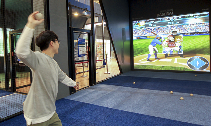 A digital baseball diamond at an indoor screen sports center utilizes IT and high-tech screens. (Sports Monster)