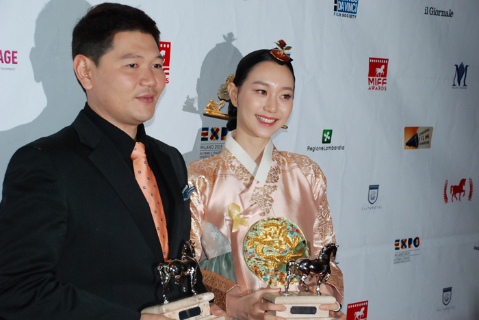  Cinematographer Kim Jung-won (left) and actress Lee You-young at the Milano International Film Festival. (photo courtesy of Studio Hook) 