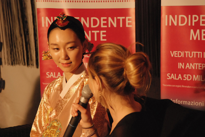  Actress Lee You-young is interviewed at the Milano International Film Festival after receiving her Best Acting Performance Female award. (photo courtesy of Studio Hook) 