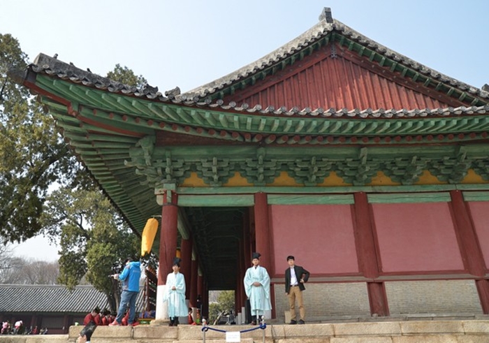 The way up to Daeseongjeon is crowded today.