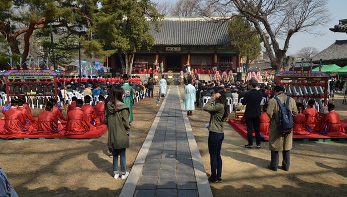 Daeseongjeon lies open across Yeongshin, the spirit path.