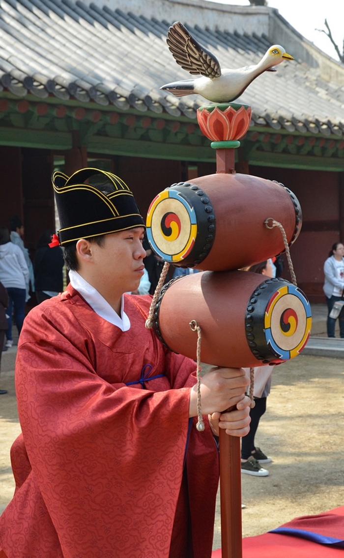 The nodo is played by a drummer.