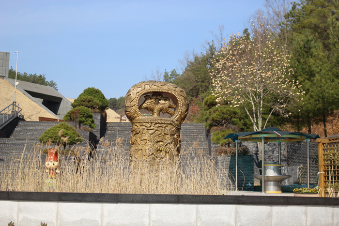 The Hapcheon Museum has a sculpture designed after the <i>hwandudaedo</i>, a golden sword decorated with a dragon pattern and phoenixes. The swords were a symbol of political power during ancient times.