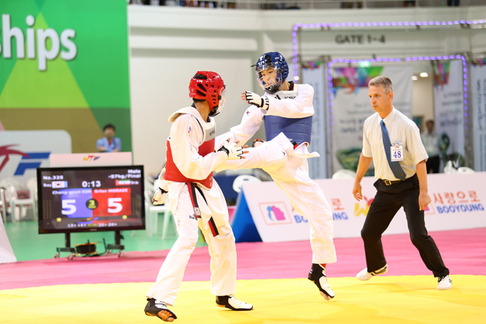 In the male -57kg final match, Korea's Kim Chang-geun (right) comes from behind to outpoint Iran's Erfan Moradi 9-8 for the gold medal, on Aug. 26. 