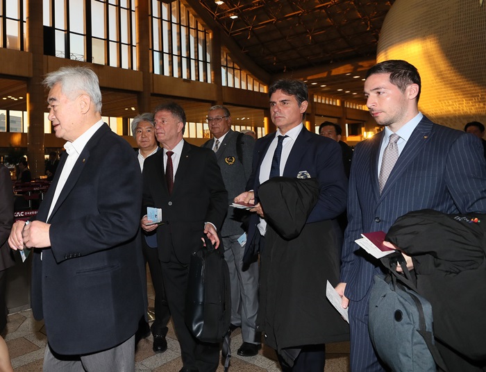 Members of a South Korean taekwondo delegation led by World Taekwondo (WT) President Choue Chungwon (left) on Oct. 30 depart for North Korea from Gimpo International Airport. A WT demonstration team will perform in Pyeongyang on Nov. 2 with the North Korea-affiliated International Taekwondo Federation (ITF).