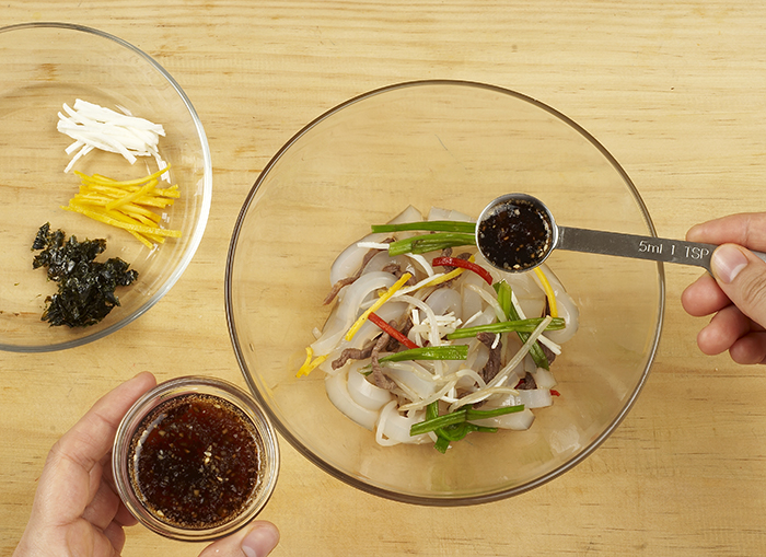 Mix the mung bean jelly, beef, bean sprouts and watercress in a bowl with the seasoned soy sauce. You can add or subtract the sauce according to individual taste.