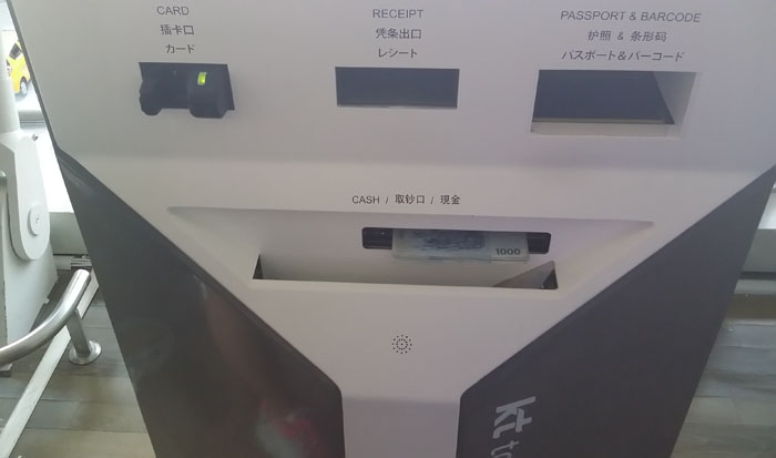  Kiosks at Incheon International Airport allow international tourists to claim tax refunds of less than KRW 10,000 as they depart the country. (photos courtesy of the Korea Customs Service) 
