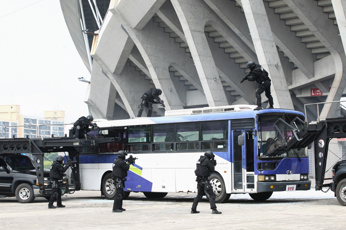 A range of comprehensive anti-terrorism exercises are held at the main stadium of the 2015 Gwangju Summer Universiade, as authorities get ready to ensure the safety of both the athletes and spectators. Over 500 people, including soldiers, government and private sector officials, took part in the drills.