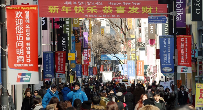 The limits on an immediate tax refund for tourists visiting Korea is raised to KRW 300,000, from the former KRW 200,000. The photo above shows Seoul’s famous shopping district of Myeongdong in 2015. (Korea.net DB)