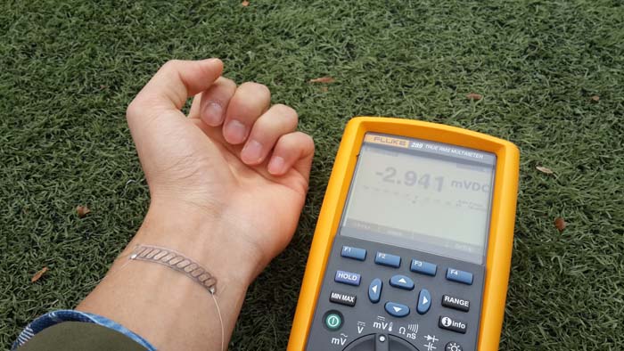  (From top) A thermoelectric thick film is fabricated on glass fabric using a screen printing technique. Electrode transfer technology is used to produce lightweight, flexible and highly efficient thermoelectric devices. A band-like thermoelectric device fabricated on glass fiber is tested for its power-generating capacity. (photos courtesy of KAIST) 