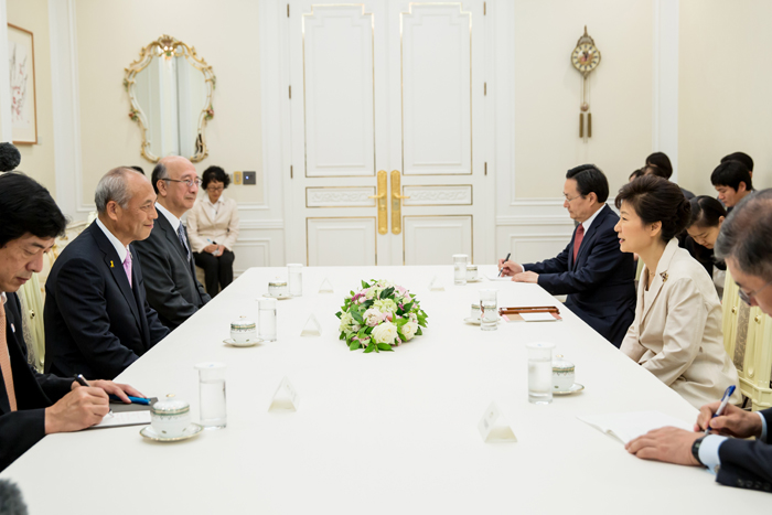  President Park Geun-hye (right) meets with Yoichi Masuzoe, governor of Tokyo, and discusses pending issues including historical debates between Korea and Japan. (photo: Cheong Wa Dae) 