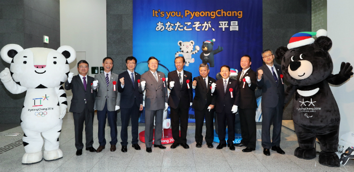Governor Choi Moon-Soon of Gangwon-do Province (center) poses with other dignitaries and the Games' two mascots, Soohorang the white tiger and Bandabi the Asiatic black bear, at an official promotional center for next year’s Winter Olympics in the lobby of the Korea Center in Shinjuku, Tokyo, on April 11.
