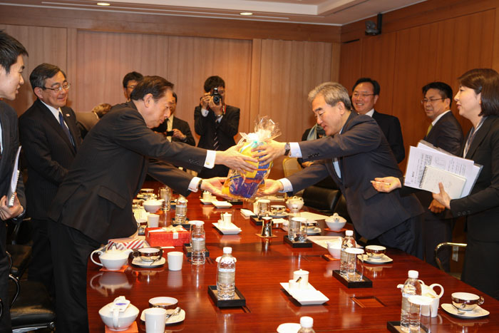  Minister Yoo Jinryong (right) presents a Pororo stuffed toy to Minister Akihiro Ota after their meeting on April 29. 