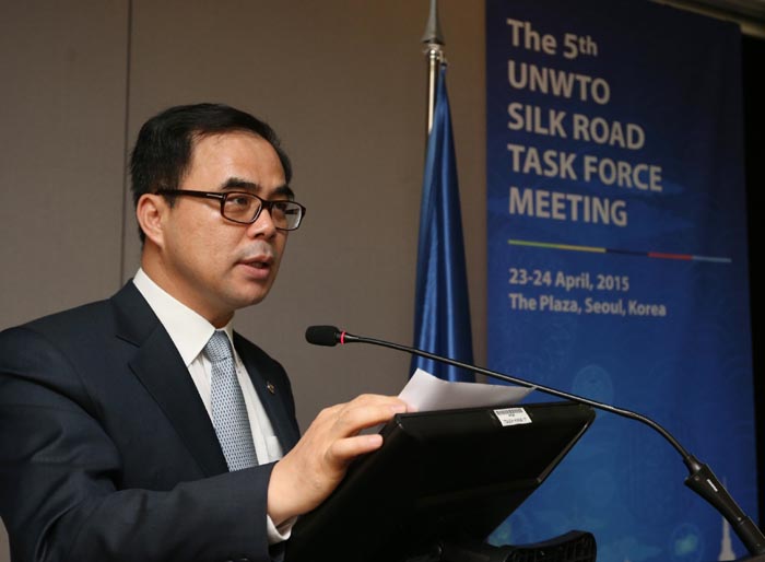 Zhu Shanzhong (top), executive director for technical cooperation and services at the UNWTO, and Vice Minister of Culture, Sports and Tourism Kim Chong (bottom) give their opening remarks during the fifth UNWTO Silk Road Task Force Meeting.