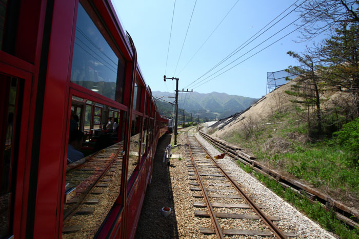  (Top) The S-train travels along the southern shores of the peninsula between Jeollanam-do (South Jeolla Province) and Gyeongsangnam-do (South Gyeongsang Province). (Bottom) The V-train travels along the mountainous valleys of Gangwon-do (Gangwon Province). (photos: KNTO) 