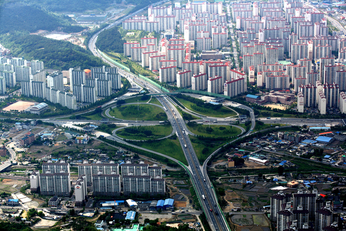 There are three expressways, including the Namhae Expressway, and eight interchanges in or near Gimhae, and freight transportation is very convenient.