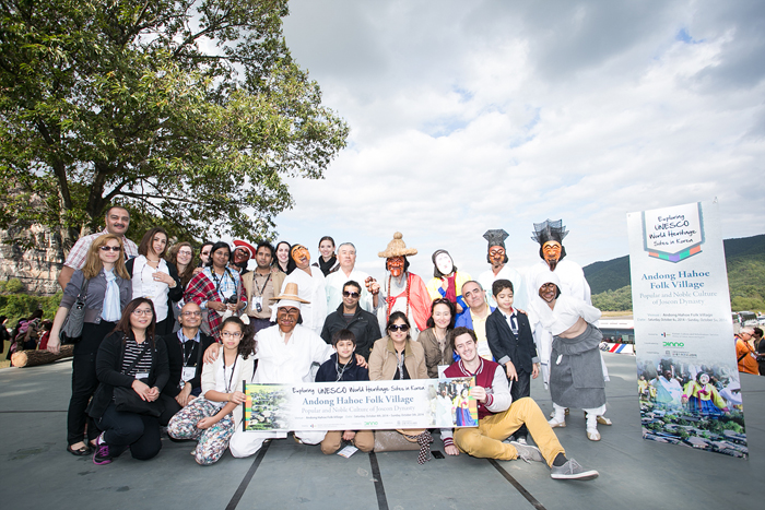  Tourists look around the Suwon Hwaseong Fortress in Gyeonggi-do (Gyeonggi Province) and the Andong Hahoe Folk Village in Gyeongsangbuk-do (North Gyeongsang Province), both of which are listed as UNESCO World Heritage sites. 