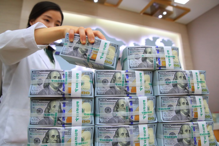 The Bank of Korea on Feb. 8 announces that the country’s foreign currency holdings in January hit a record-high USD 405.5 billion, up USD 1.82 billion from the previous month. (Yonhap News)