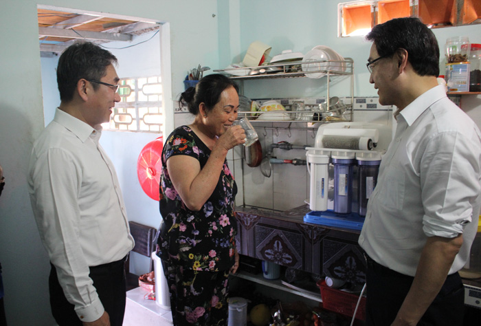 KEITI officials and a resident of Binh Chau, in Vung Tau Province, drink water from the water purifier provided by the KEITI. 