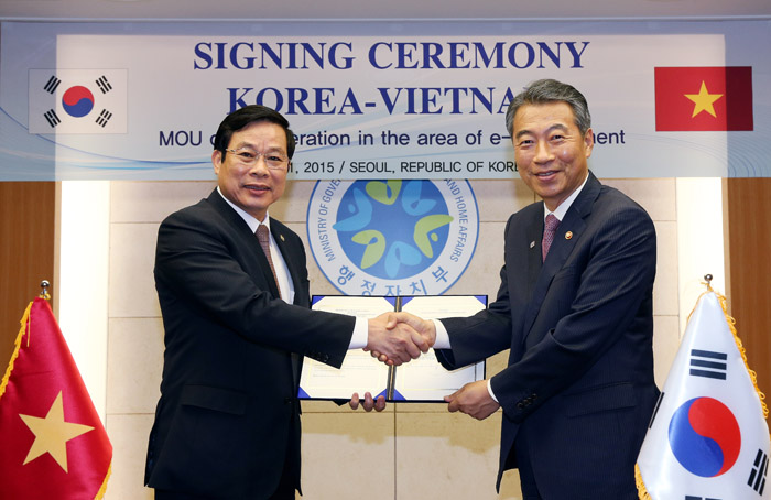  Minister Chong Jong-sup of the Ministry of Government Administration and Home Affairs and Vietnamese Minister Nguyen Bac Son of the Ministry of Information and Communications shake hands at the Government Complex in Seoul after signing an MOU to cooperate on developing online government services. 