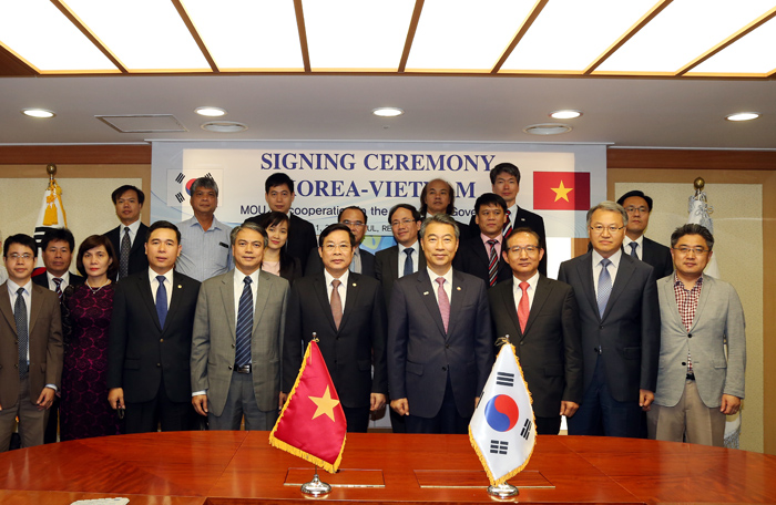 Officials from the Ministry of Government Administration and Home Affairs and the Vietnamese Ministry of Information and Communications gather in Seoul to discuss cooperation on e-government. 