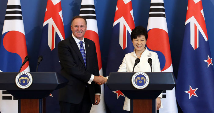 President Park Geun-hye (right) and Prime Minister of New Zealand John Key explain the results of their bilateral summit meeting, at Cheong Wa Dae on March 23.