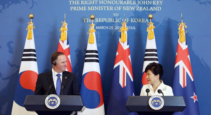 President Park Geun-hye(right) and Prime Minister of New Zealand John Key hold a joint press conference after holding summit talks at Cheong Wa Dae on March 23.