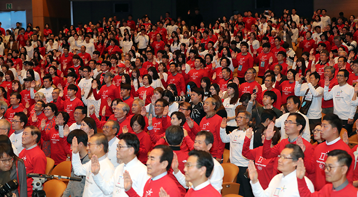 A group of volunteers for the PyeongChang 2018 Olympic and Paralympic Winter Games, called the 'Passion Crew,' held a launch ceremony at the COEX convention center in southern Seoul on Nov. 6. (Yonhap News)