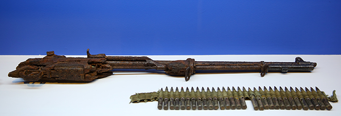 The exhibition shows a helmet with a hole in it and a rifle, both of which were used by an unknown soldier during the Korean War. (photos by Jeon Han) 