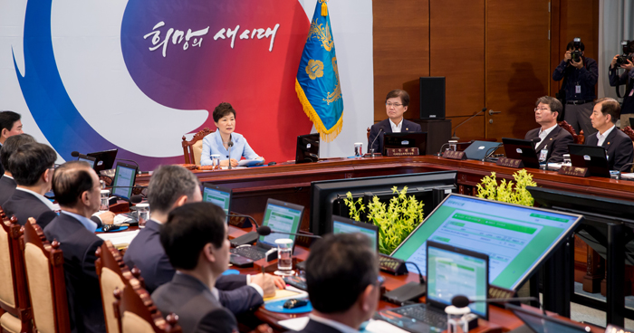  The government approves the country's first set of social welfare policy goals during a cabinet meeting on August 5. Under the new plan, it intends to spend KRW 316 trillion between now and 2018. (photo: Cheong Wa Dae) 