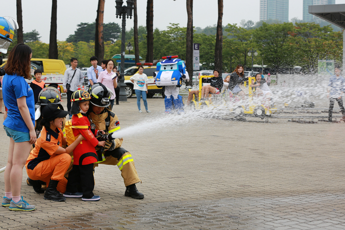  Kang Hyeon-bin, who suffers from leukemia, dons the firefighter's uniform featured in the cartoon Robocar Poli and helps put out a fire. (photos courtesy of Make-A-Wish Korea) 