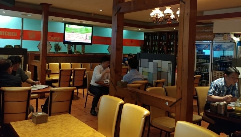 This is a bar near Jonggak Station in central Seoul on July 8 at 8 p.m. The owner said his establishment used to be crowded evenings until 1 a.m. but the 52-hour workweek has made things quiet there even at 9 p.m.