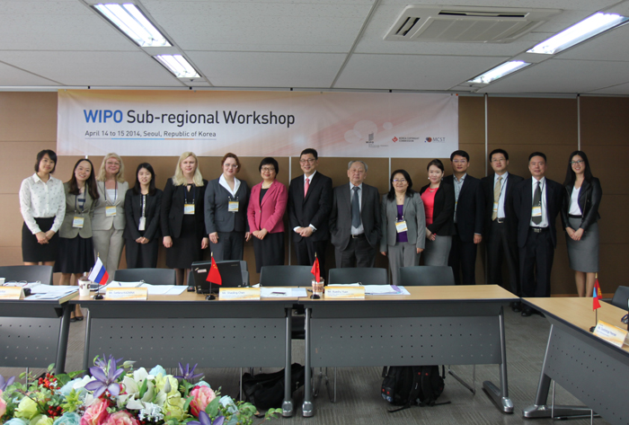 <br />
Participants in the workshop pose for a group photo. (photo courtesy of the MCST)<br />