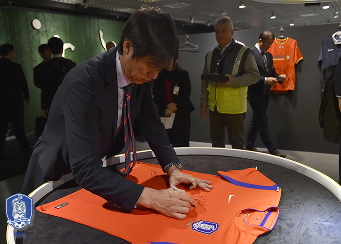  (Top) The Korean national soccer team receives a warm welcome as it arrives at its base camp in Foz do Iguaçu, southern Brazil. (Bottom) Head Coach Hong Myung-bo signs a uniform of the Korean national soccer team. (photos courtesy of the Korea Football Association) 