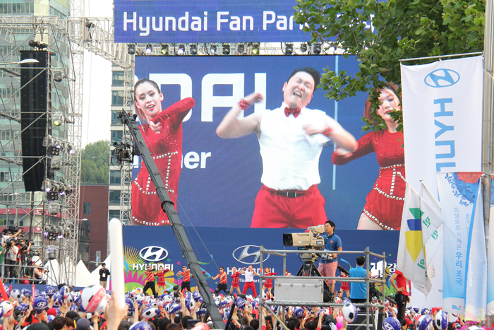  Psy performs before the Korea-Russia match. He sang his hits, including 'Champion,' 'Gentleman' and 'Gangnam Style.' (photos: Limb Jae-un) 