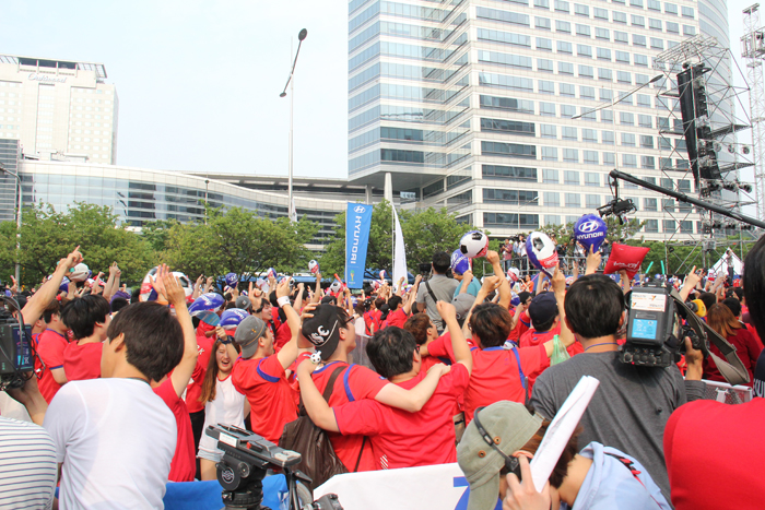  Spectators get to their feet and cheer after Lee Keun-ho scores the first goal at 22 minutes into the second half. (photo: Limb Jae-un) 